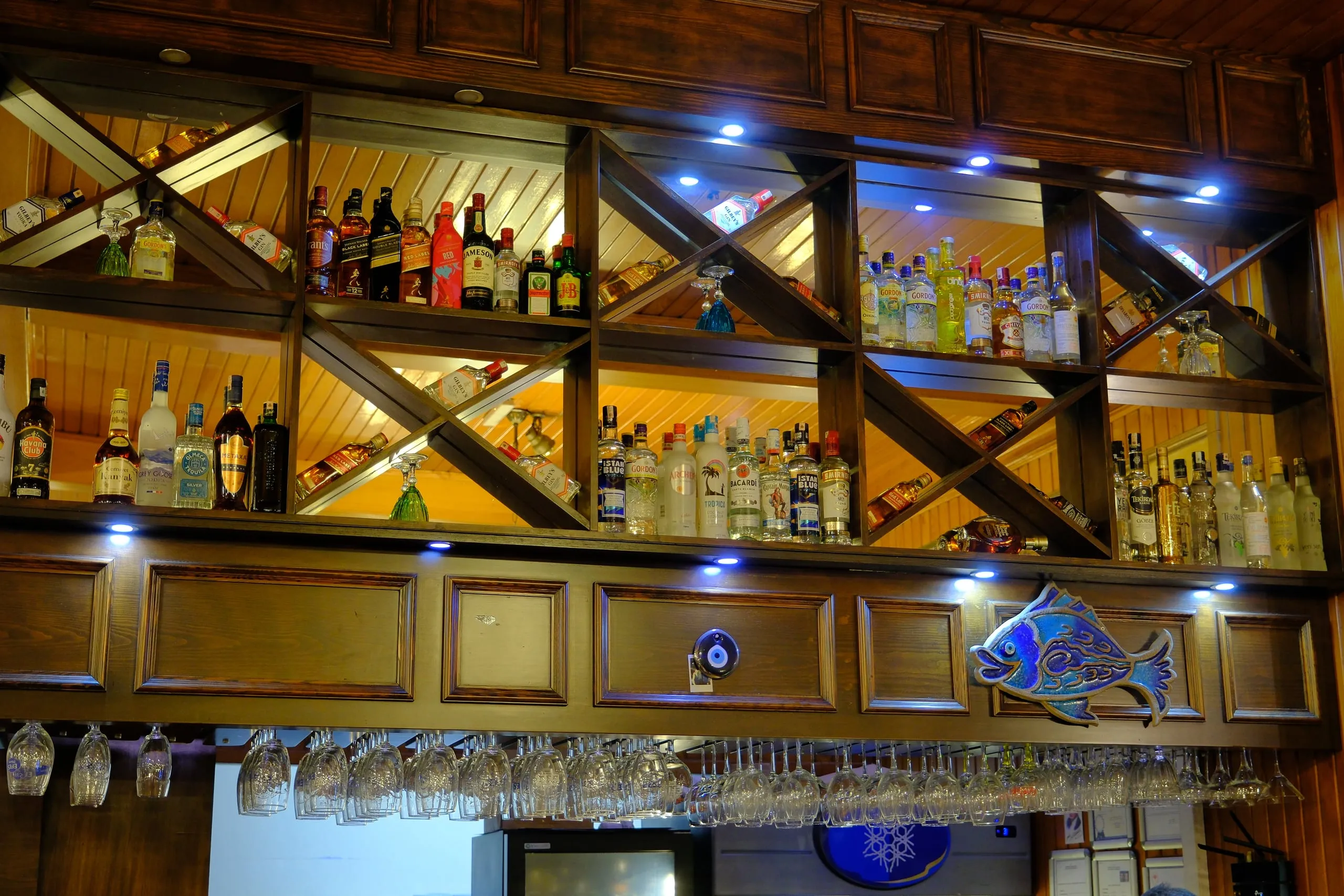 Işıklı raflarıyla bar
