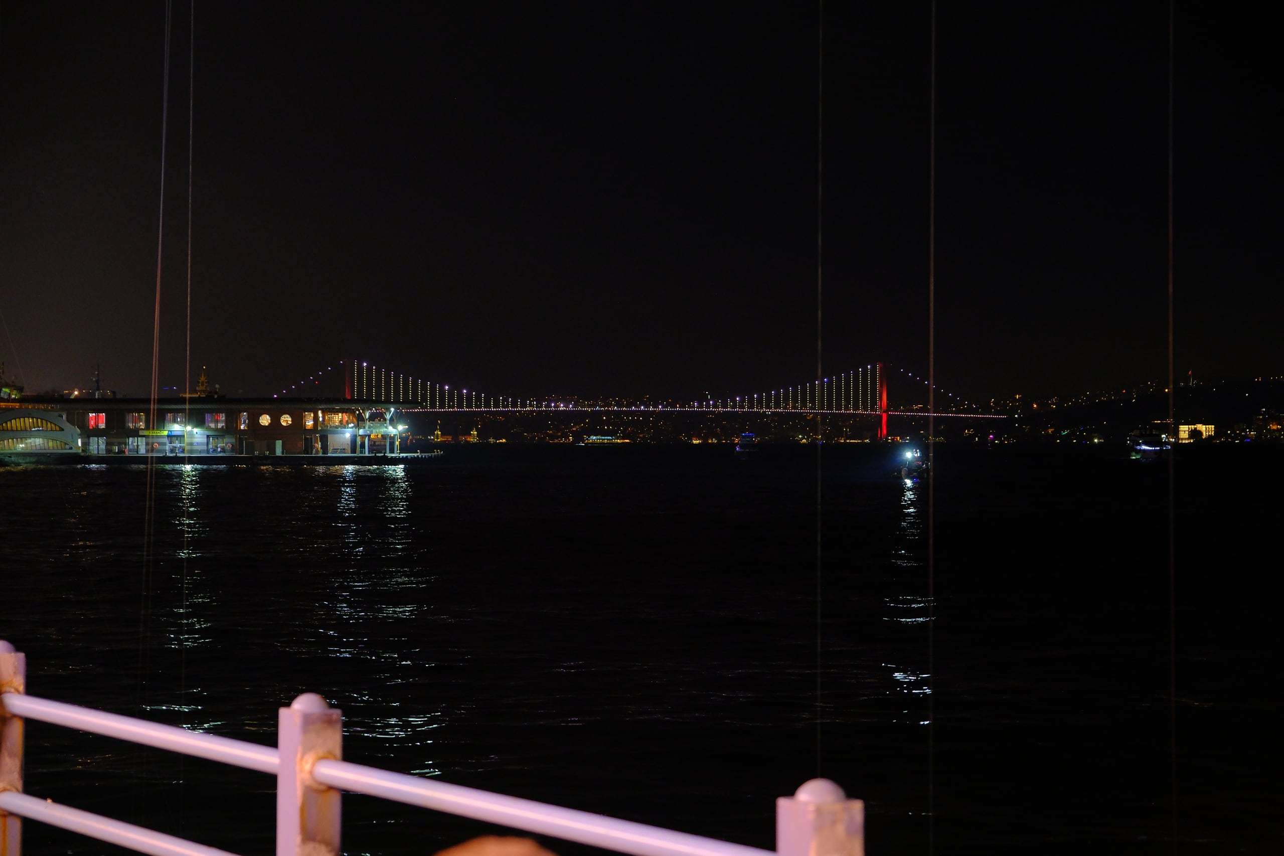Il Bosforo e le luci del ponte di notte