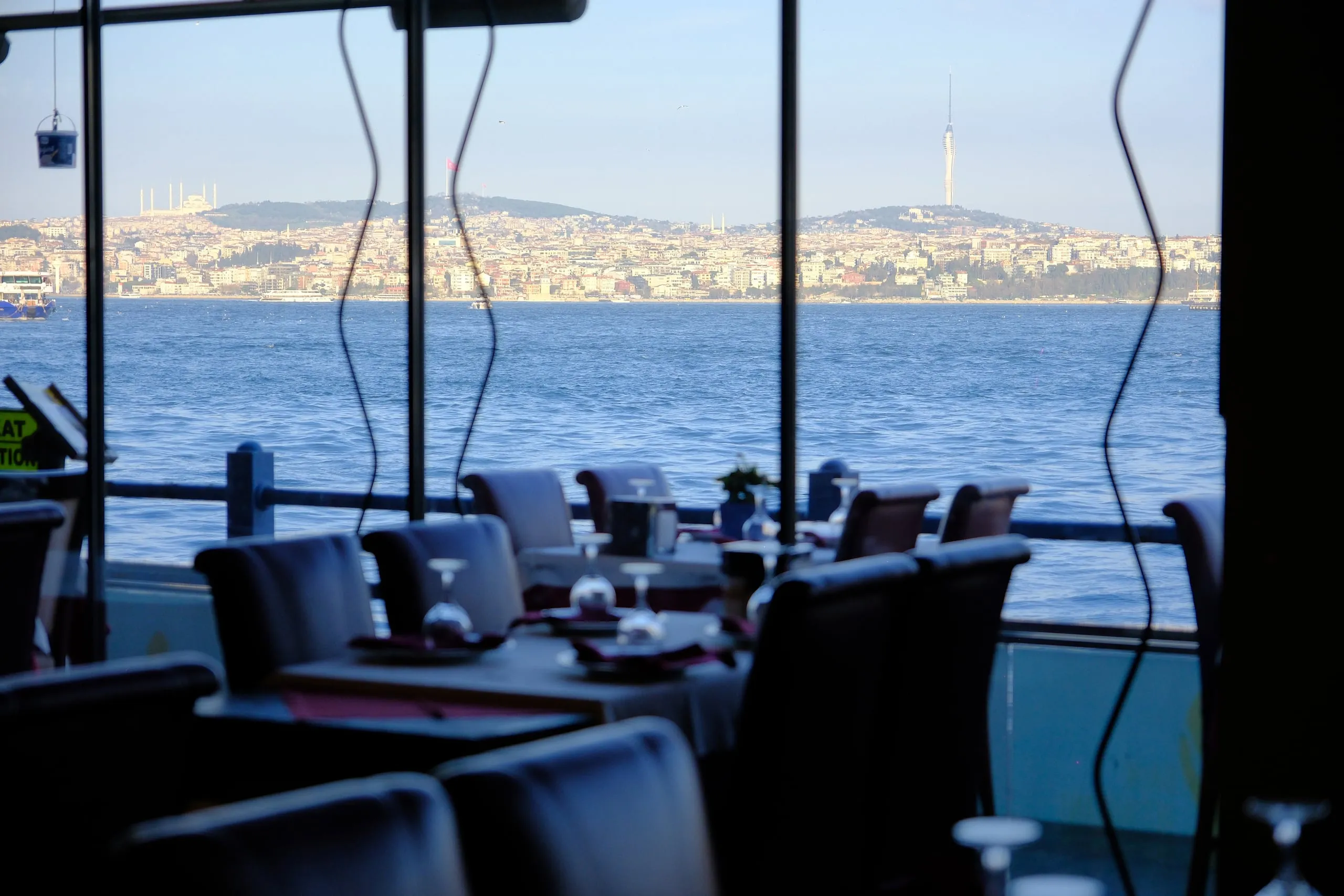 Restoranın camlarından gündüz İstanbul Boğazı, karşıda Üsküdar ve Çamlıca