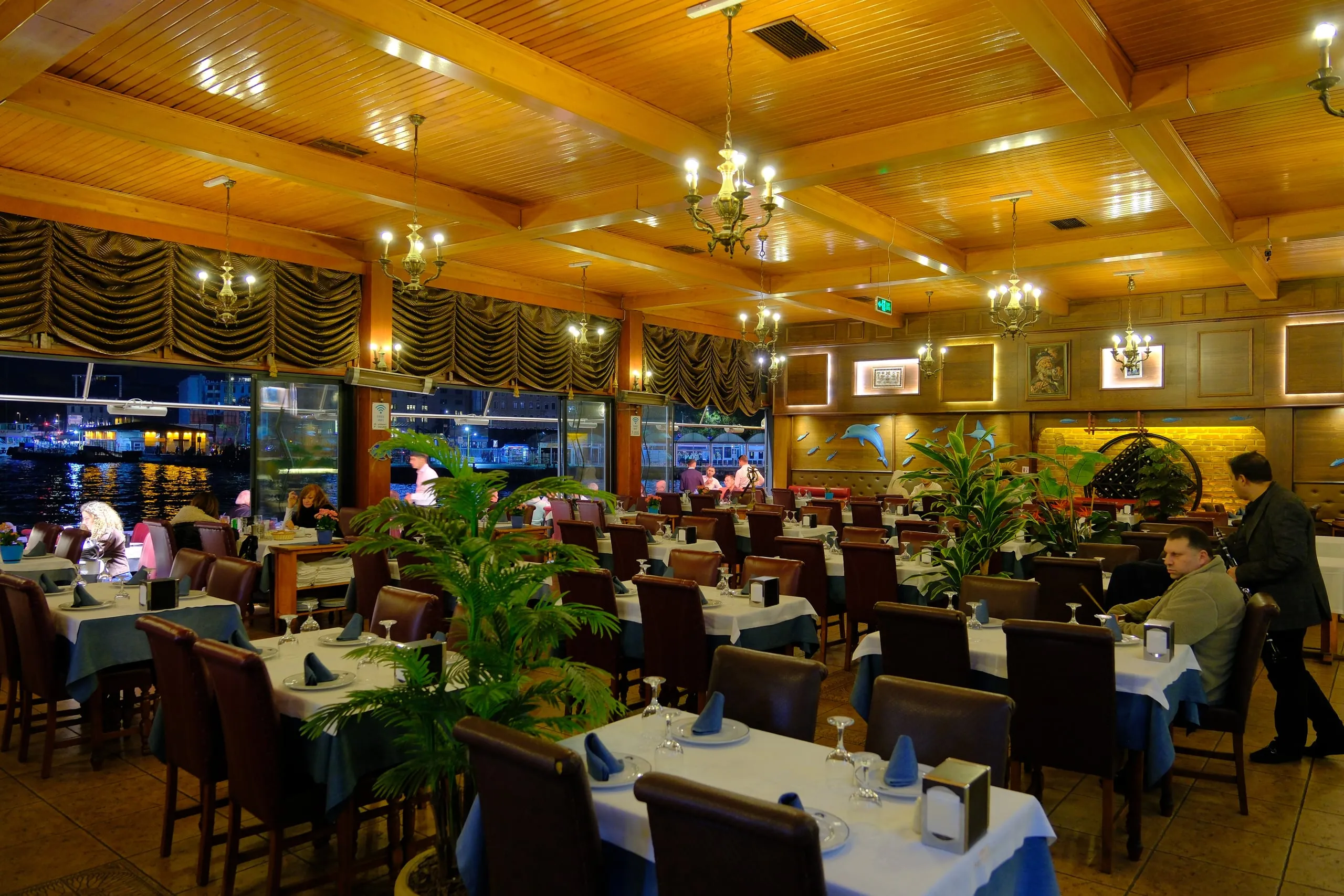 Ahşap tavanlı, avizeli iç salon