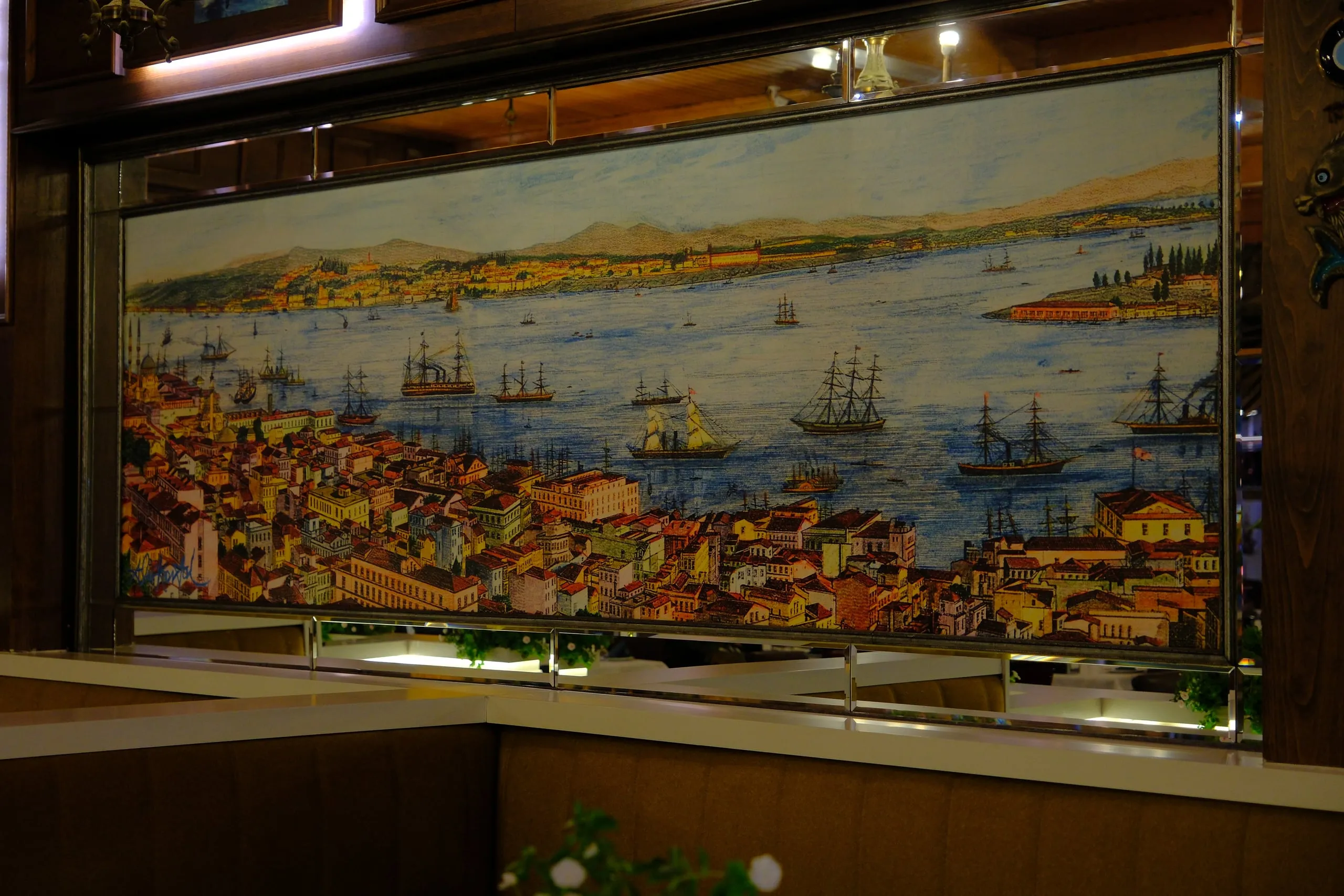 Salondaki eski İstanbul temalı duvar resmi