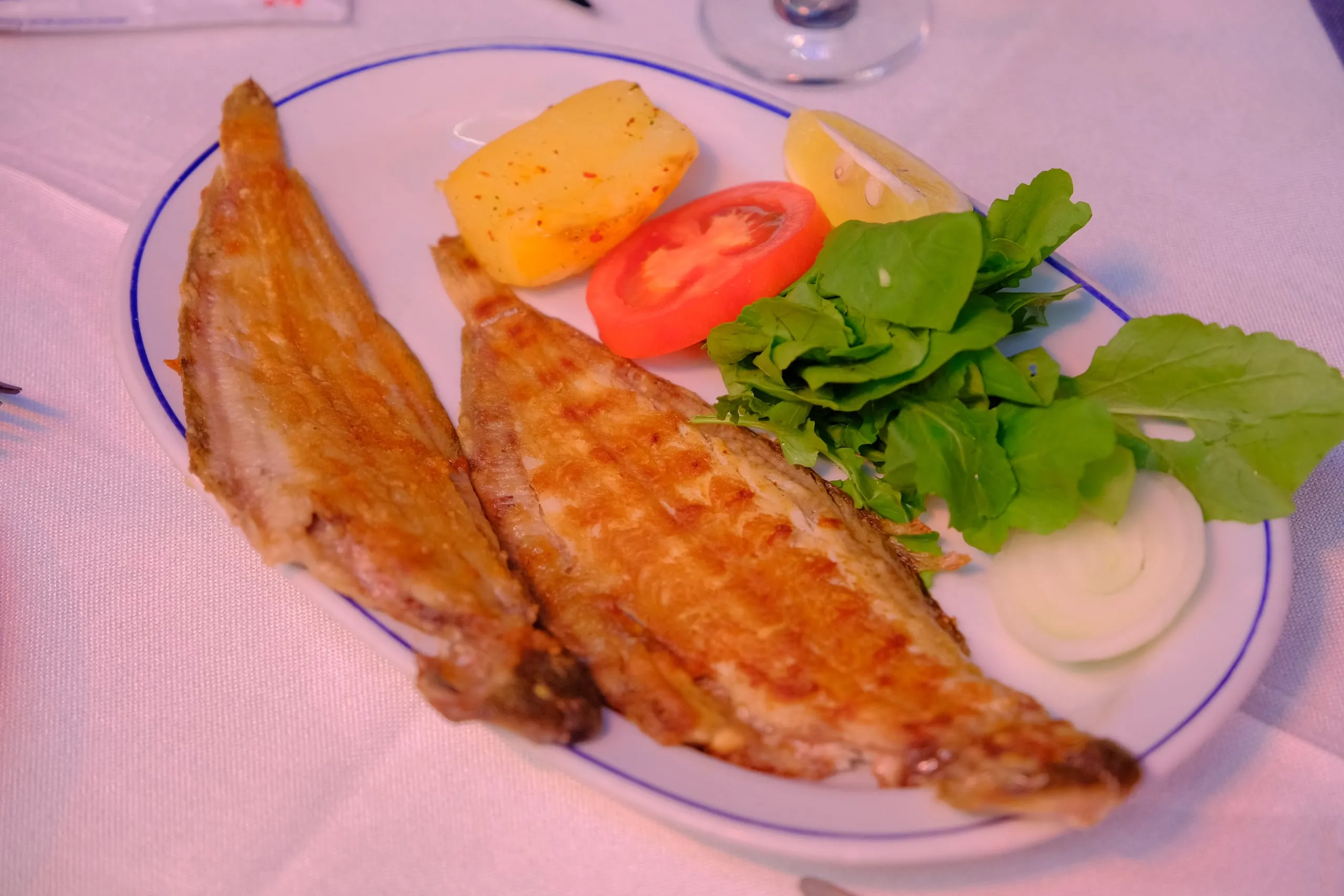 Pesce alla griglia con insalata verde