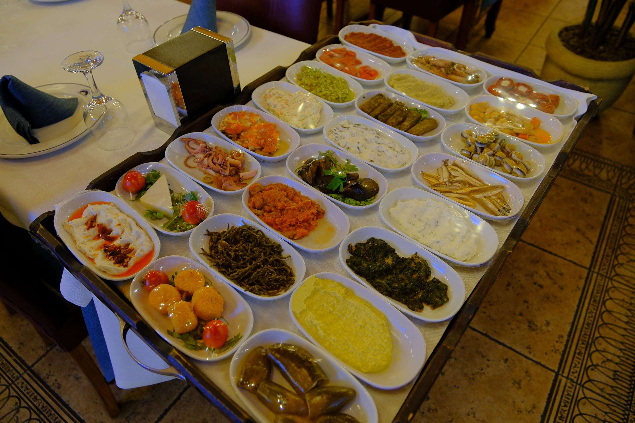 Masaya getirilen soğuk meze tepsisi; haydari, ezmeler ve zeytinyağlılar