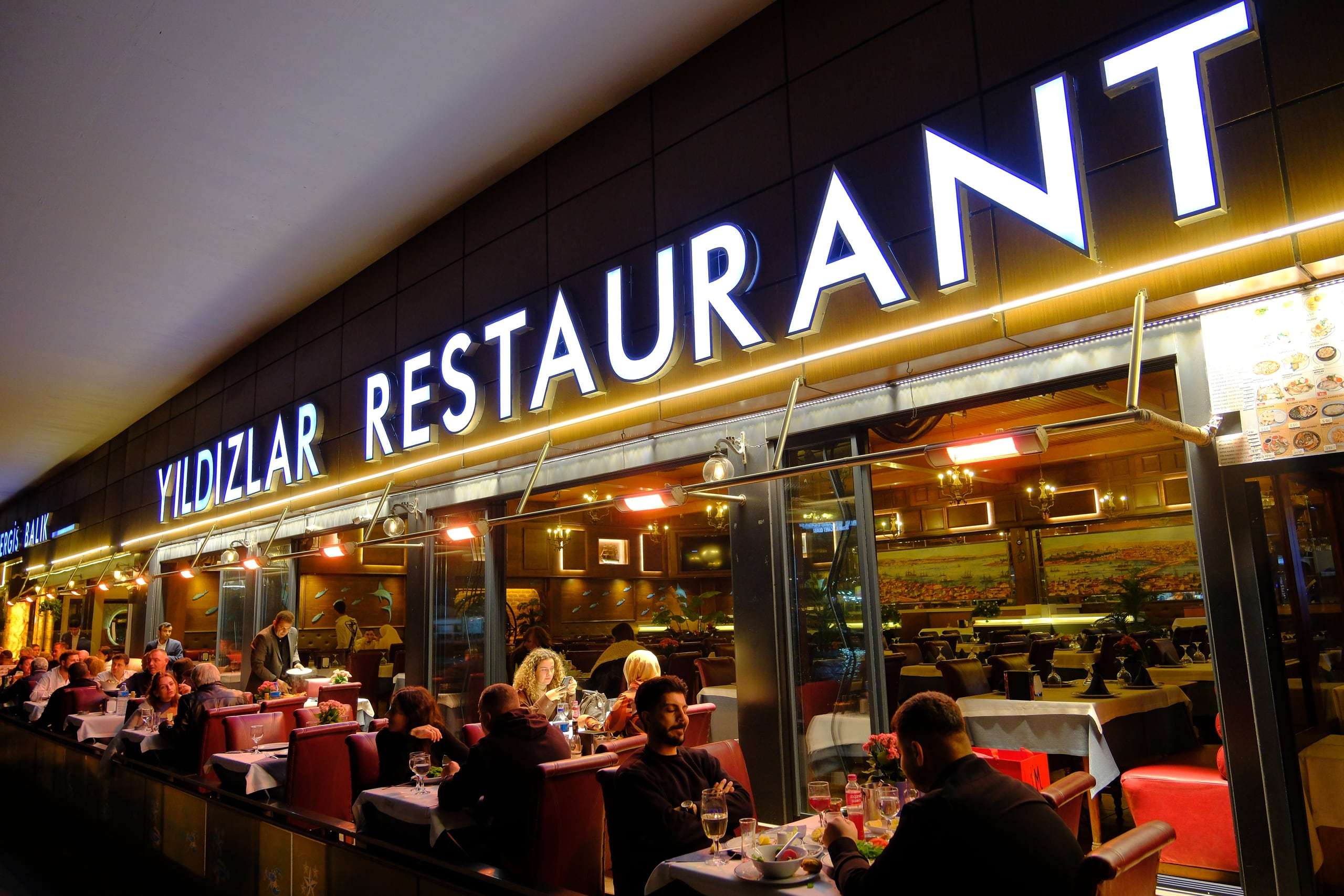Yıldızlar Restaurant’ın ışıklı tabelası yakından