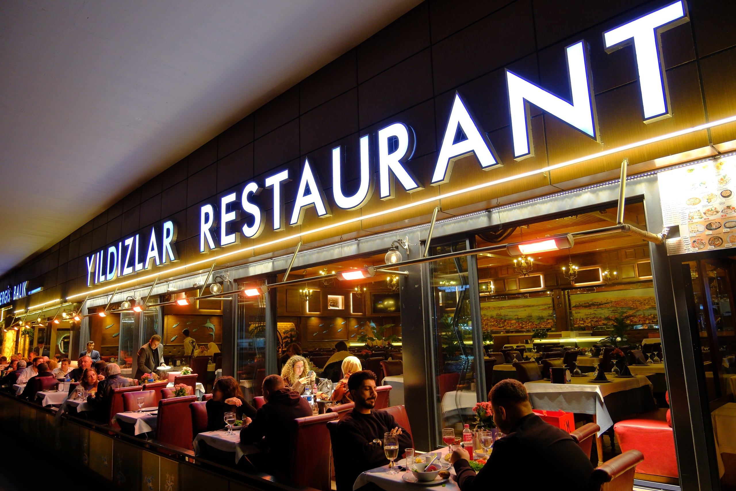 لافتة Yıldızlar Restaurant المضيئة عن قرب